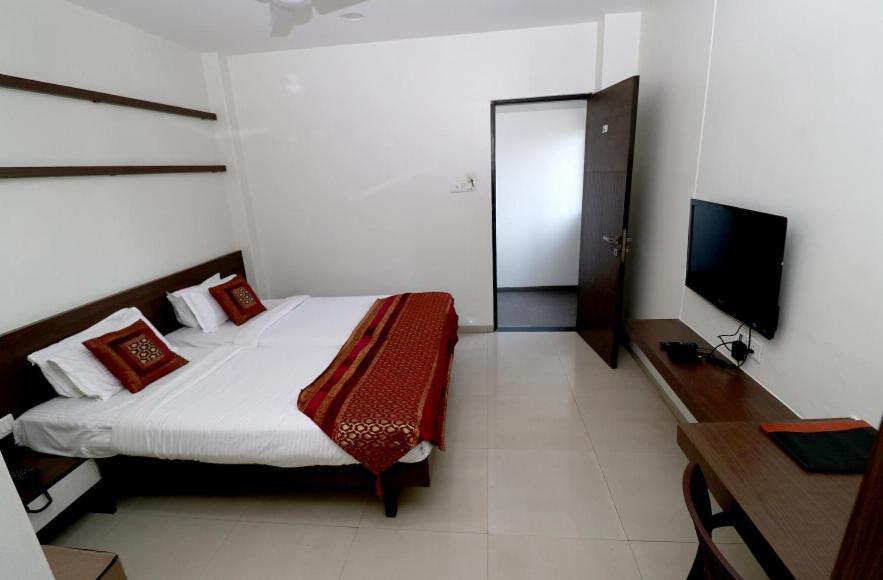 Hotel Girnar Aurangābād Extérieur photo