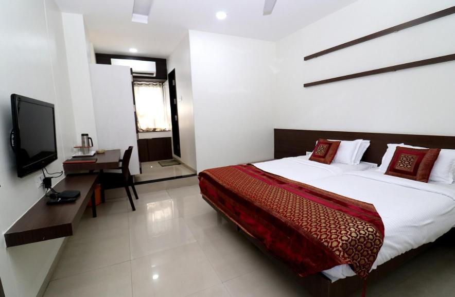 Hotel Girnar Aurangābād Extérieur photo